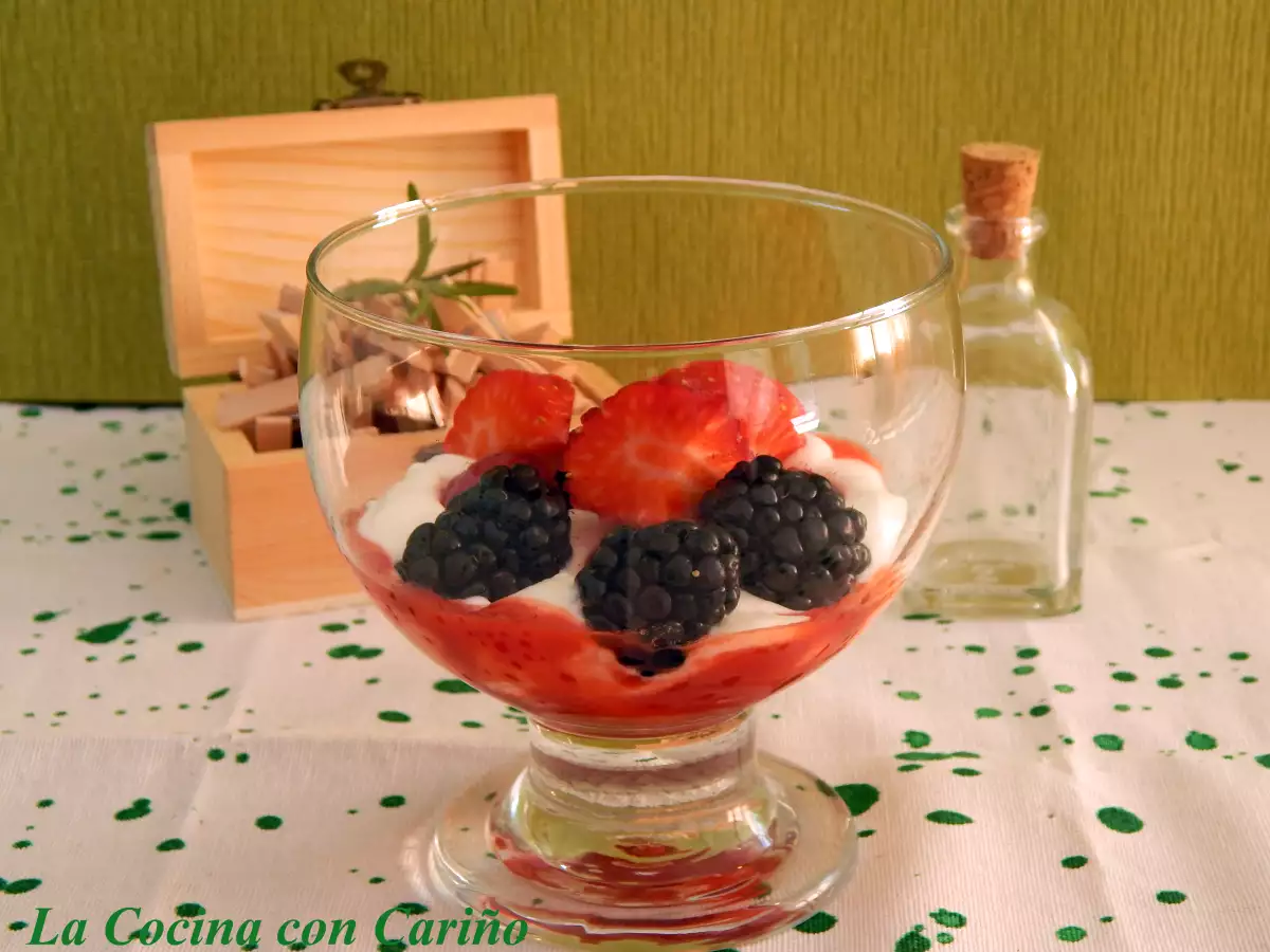 Mousse de queso fresco con frutos del bosque y salsa de fresas - foto 2