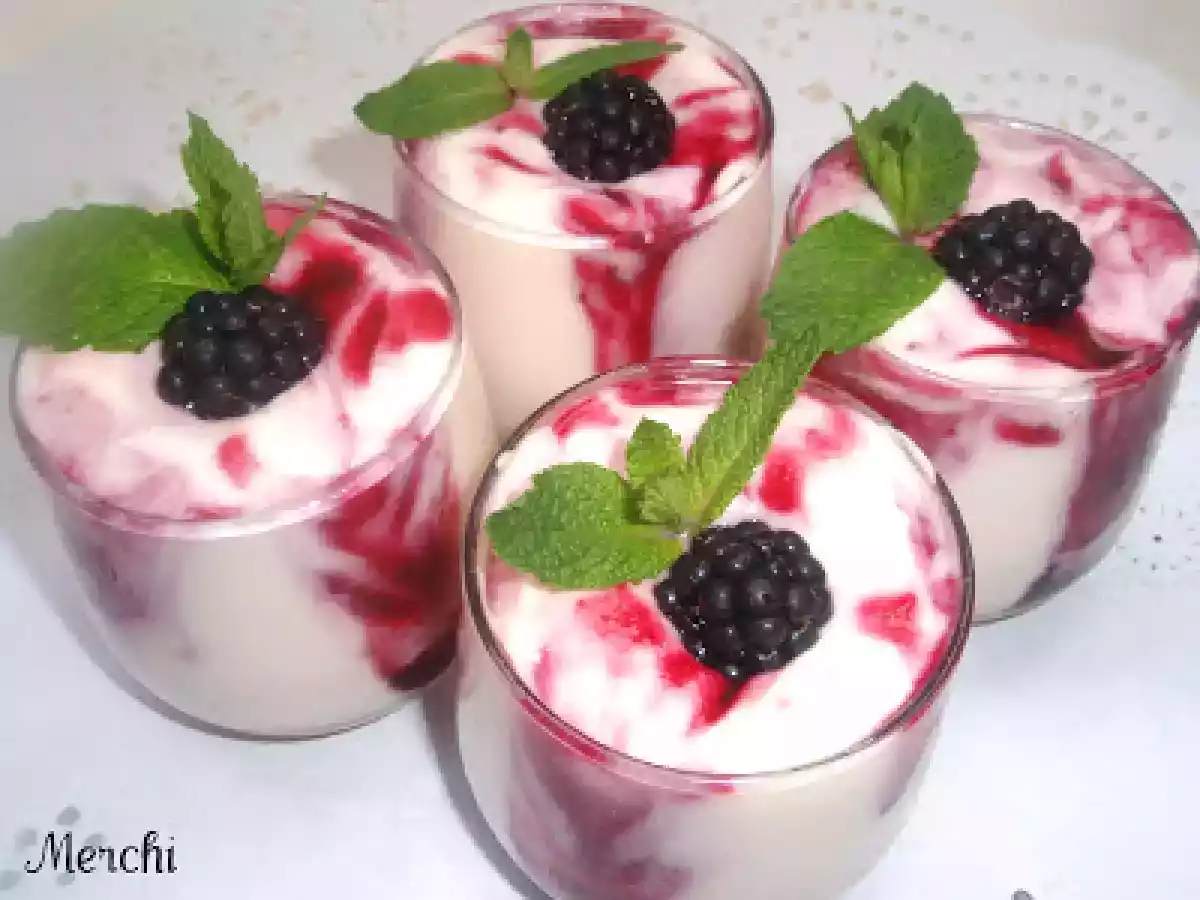 Mousse de vainilla con coulis de moras