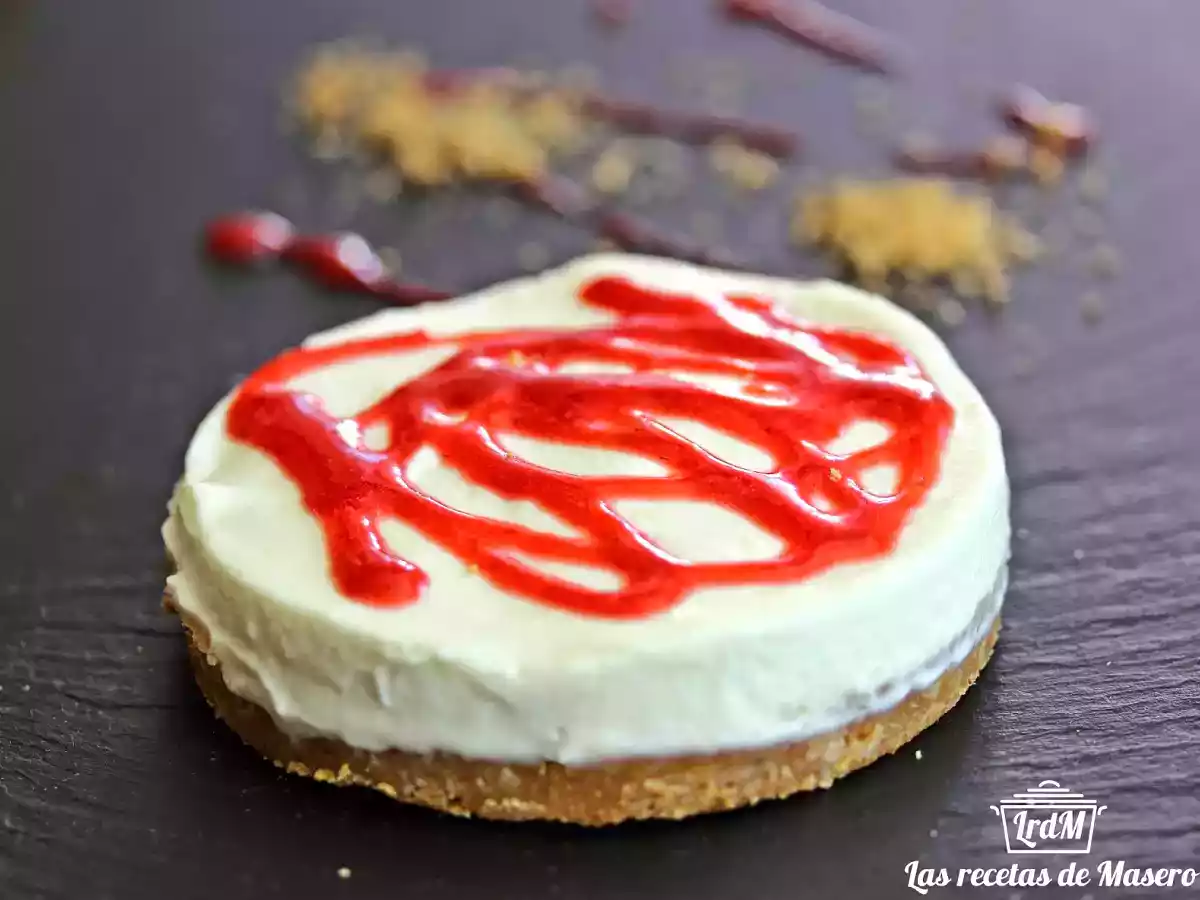 Mousse de yogur con coulis de fresa