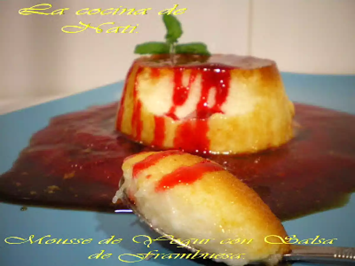 MOUSSE DE YOGUR CON SALSA DE FRUTOS ROJOS. - foto 2