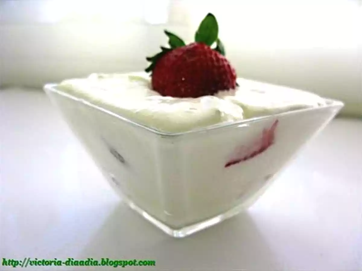 Mousse de yogur griego, queso y fresas