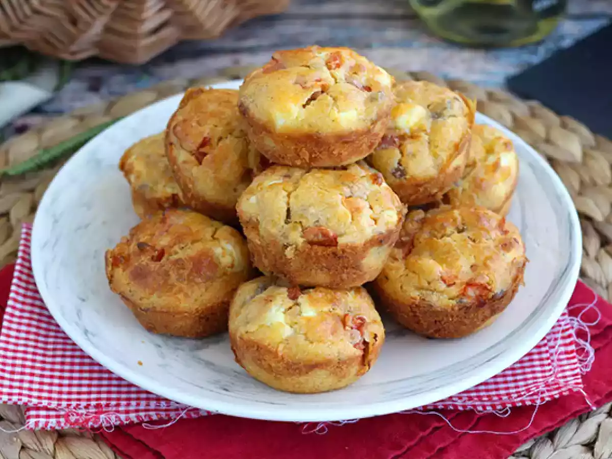 Muffins de atún, tomate y feta
