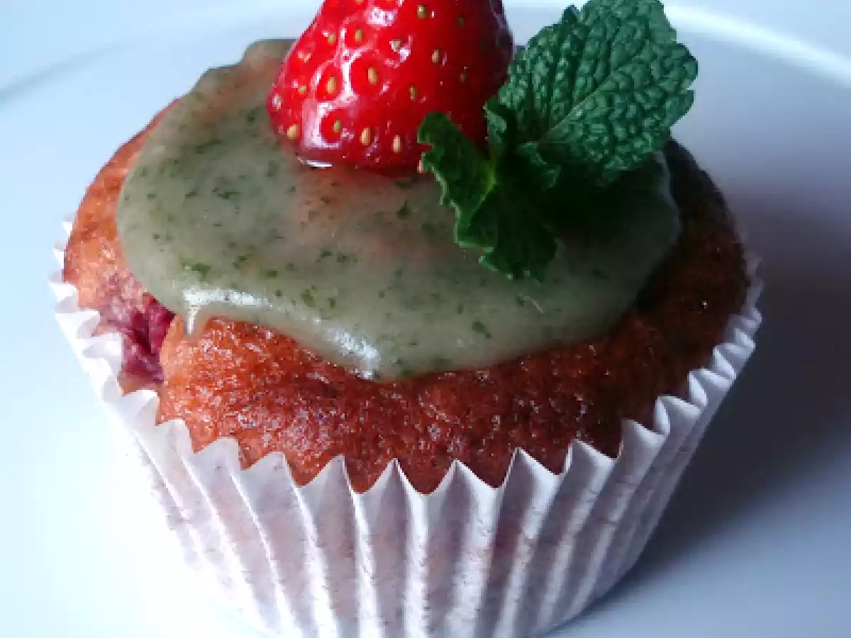 MUFFINS DE FRESA Y CANELA CON GLASEADO DE HIERBABUENA