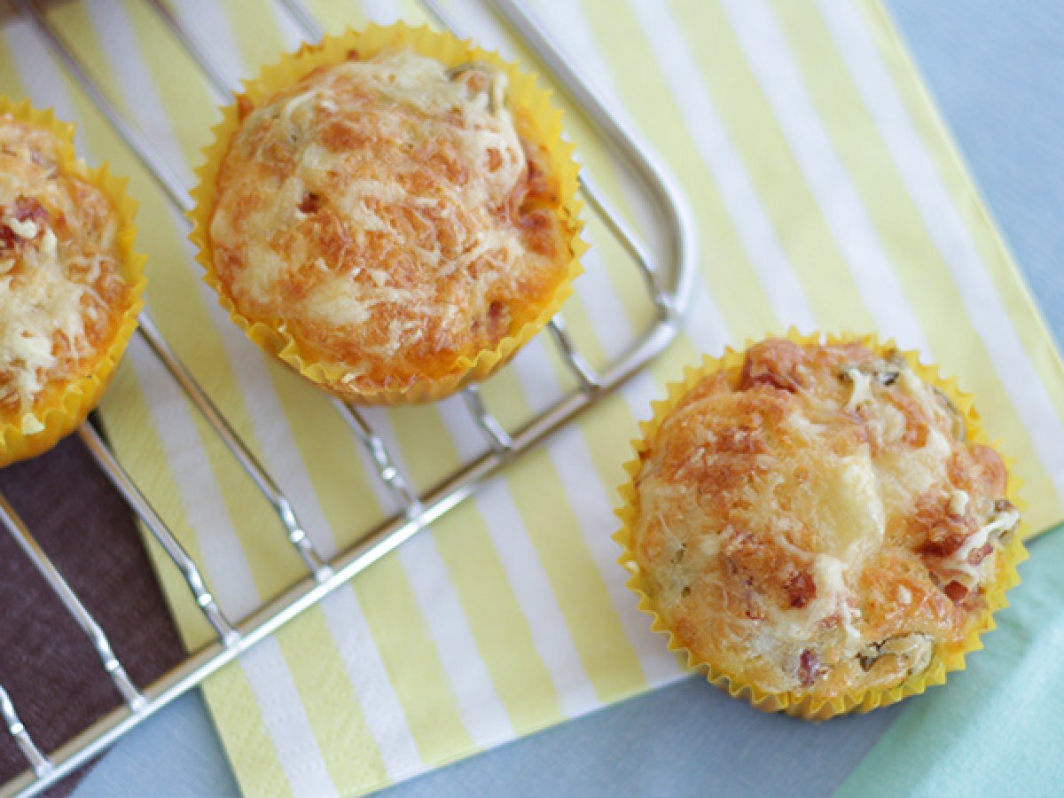 Muffins de jamón, queso y aceitunas Receta Petitchef