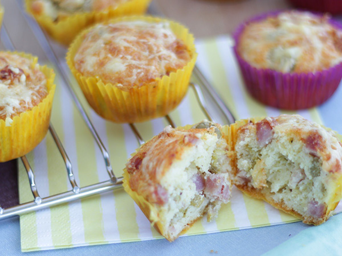 Muffins de jamón, queso y aceitunas Receta Petitchef