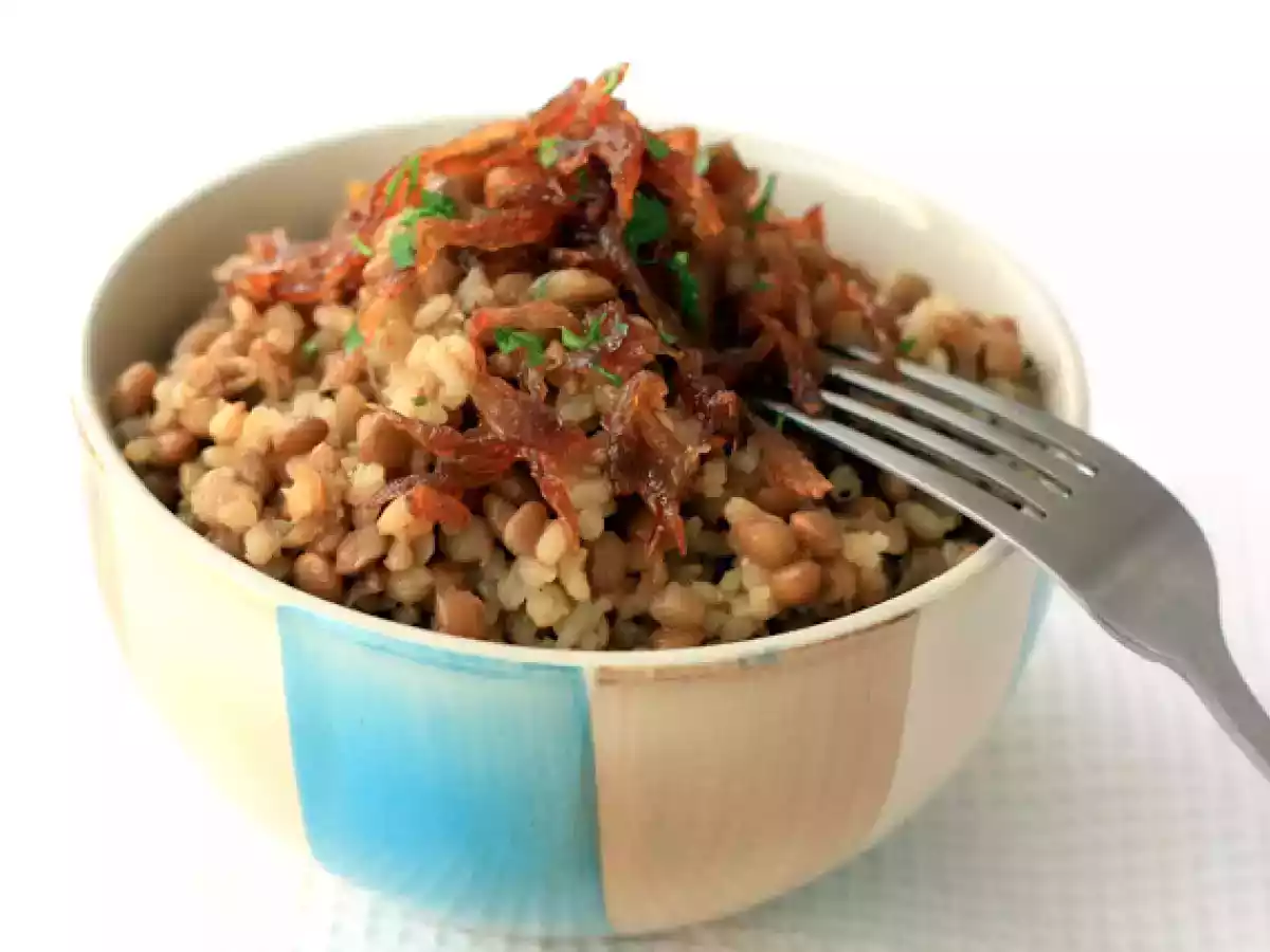 Mujaddara, lentejas con arroz y cebolla