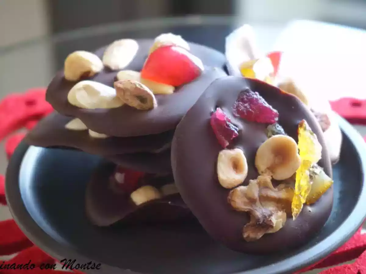 Músicos de chocolate con frutas deshidratadas