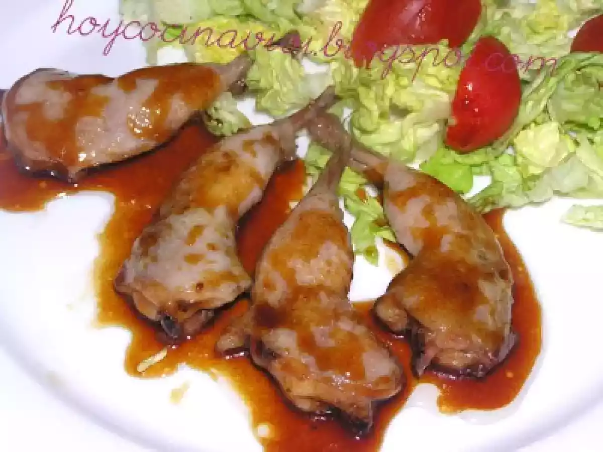 Muslitos de codorniz glaseadas con soja y miel
