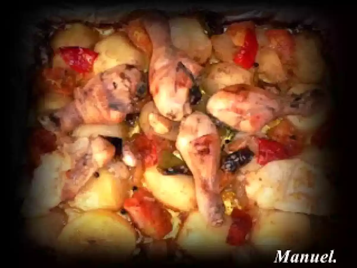 Muslitos de pollo al horno con guarnición de patatas.