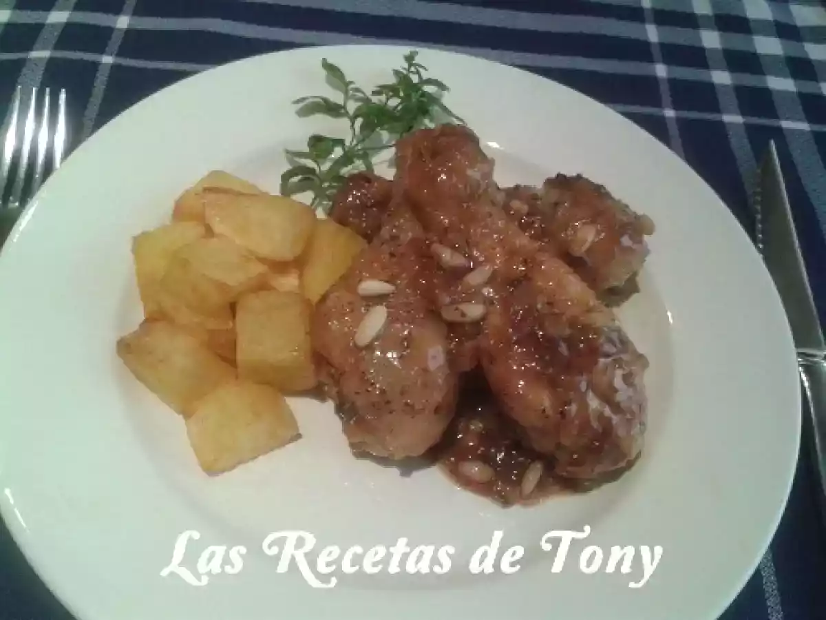 MUSLITOS DE POLLO CON PIÑONES A LA MIEL DE ROMERO