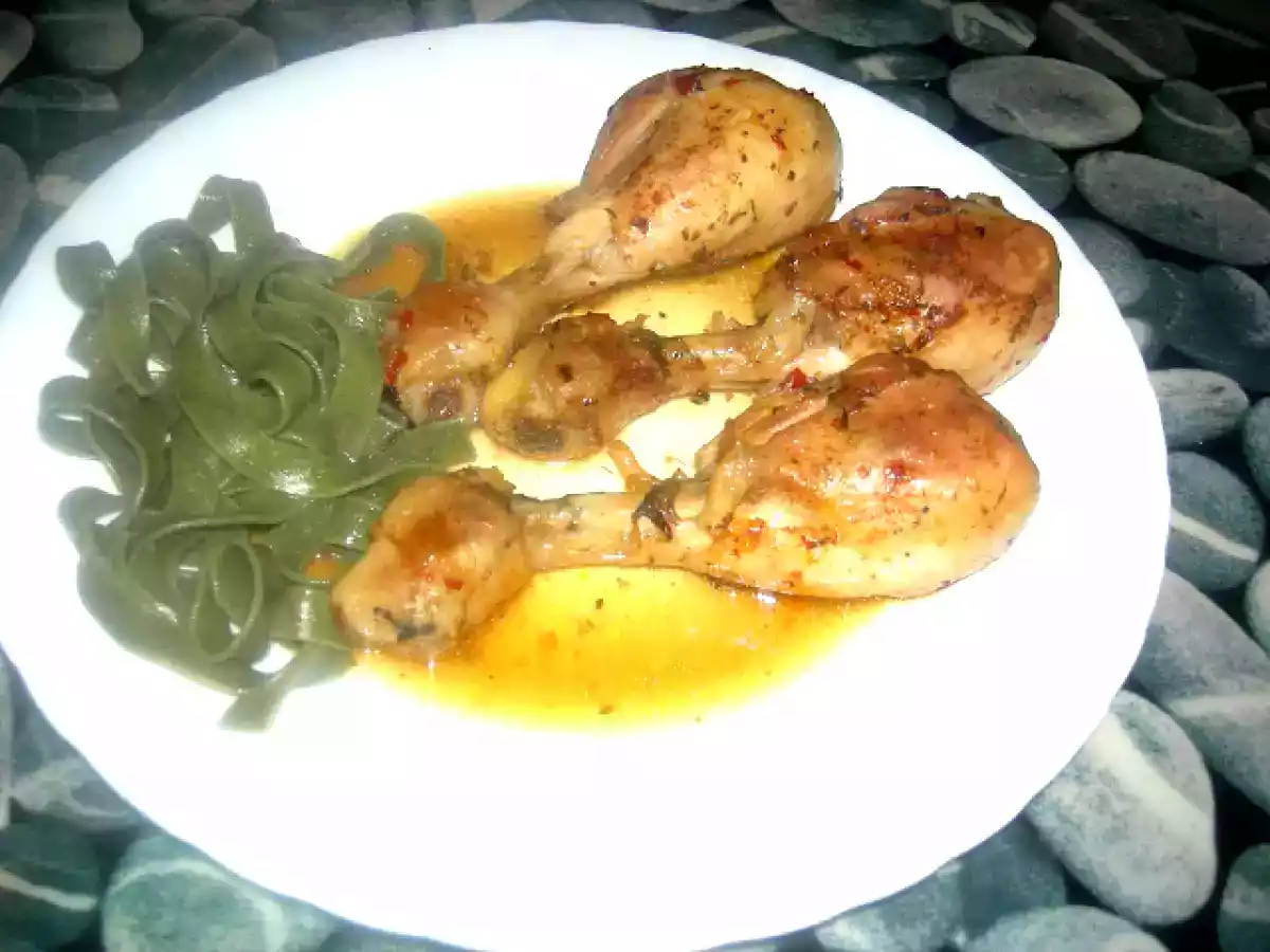 Muslitos en adobo canario con guarnición de tallarines al wakame