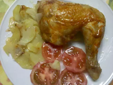 muslo de pollo al horno en cama de cebolla y patatas