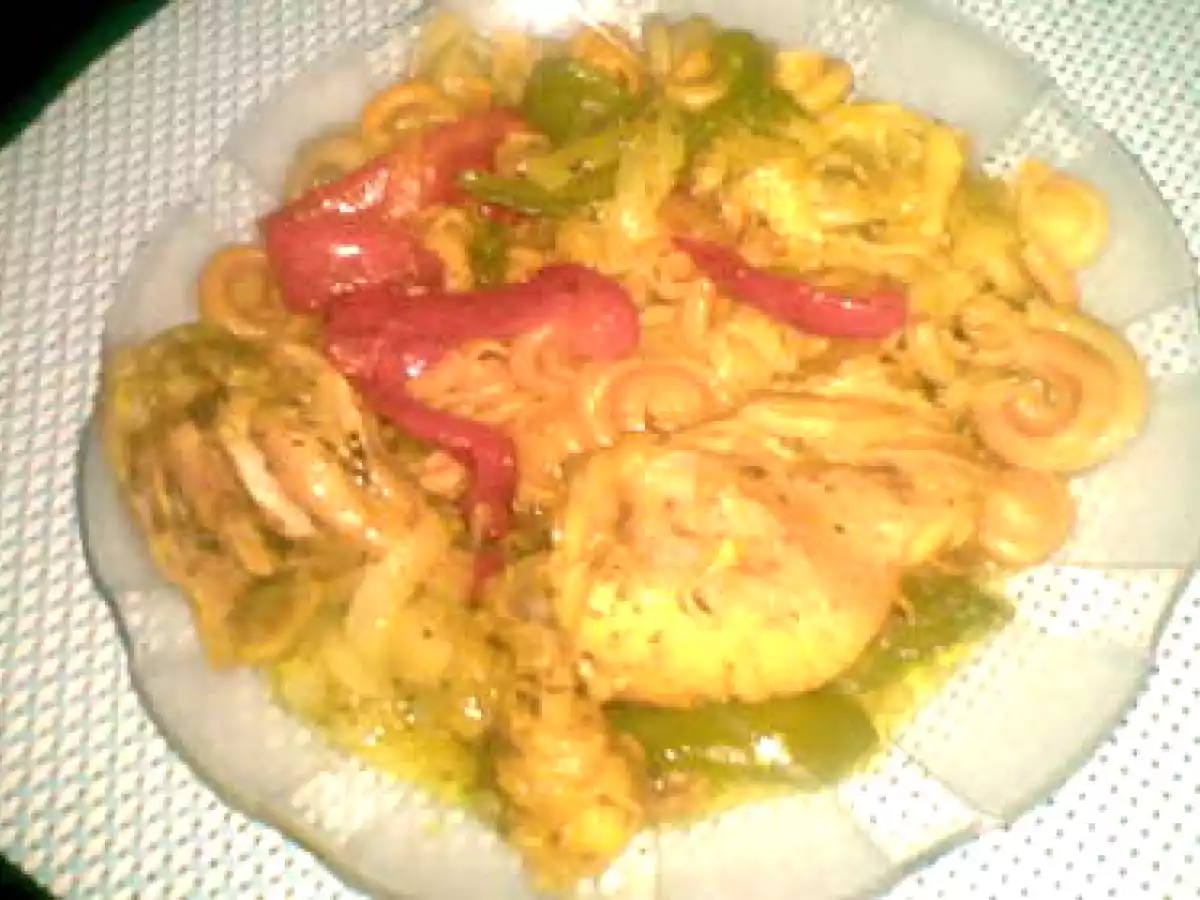 Muslos de Pollo a la cúrcuma con pimientos rojos y verdes.