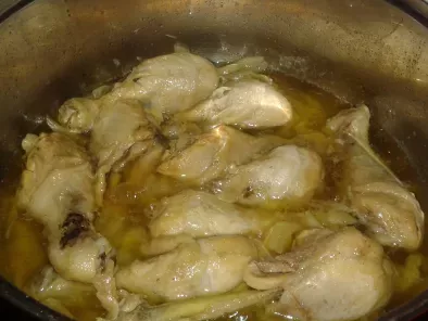 Muslos de pollo en su jugo con cebolla