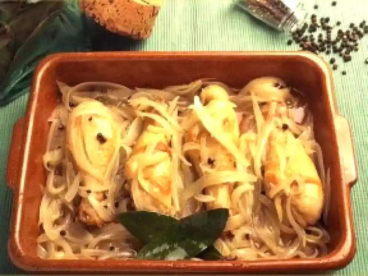 Muslos de pollo encebollados