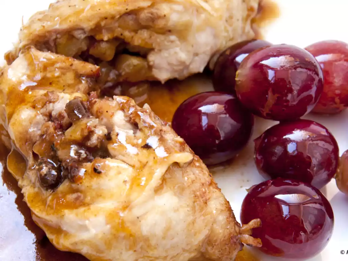 Muslos de pollo rellenos de ciruelas, jamón y uvas