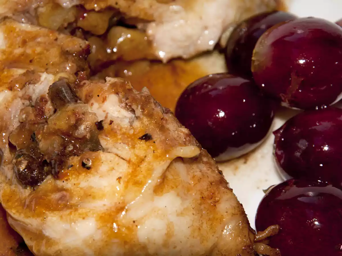 Muslos de pollo rellenos de ciruelas, jamón y uvas - foto 2