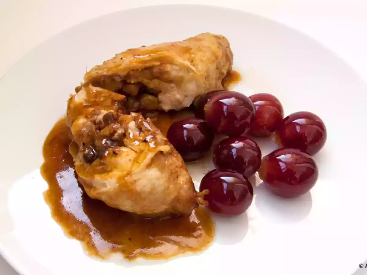 Muslos de pollo rellenos de ciruelas, jamón y uvas - foto 3