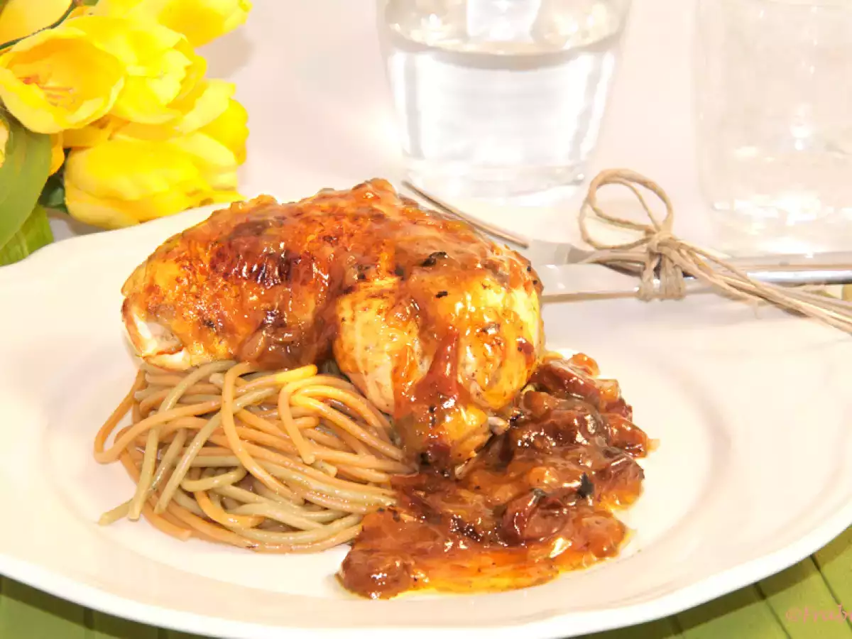 Muslos de pollo rellenos de paté y frutas.