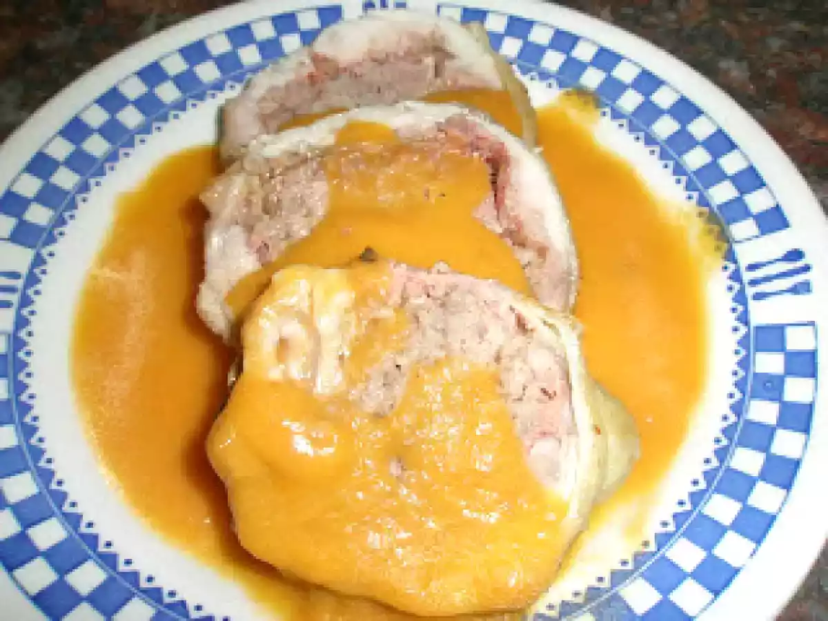 MUSLOS DE POLLO RELLENOS EN SALSA