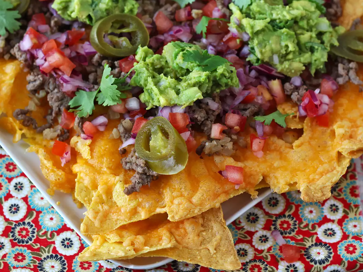Nachos con guacamole, queso y chili con carne ¡perfectos para un picoteo entre amigos!