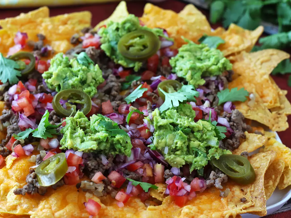 Nachos con guacamole, queso y chili con carne ¡perfectos para un picoteo entre amigos! - foto 2