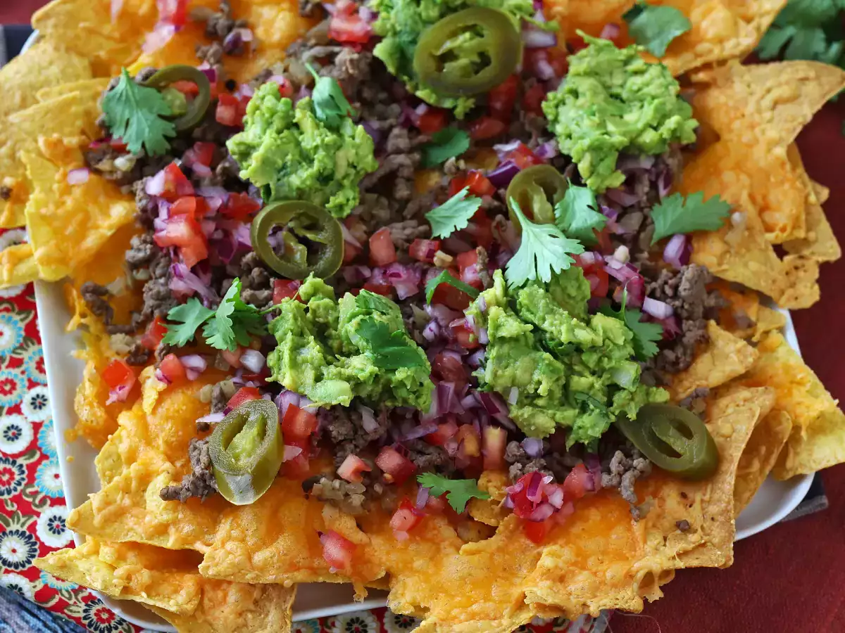 Nachos con guacamole, queso y chili con carne ¡perfectos para un picoteo entre amigos! - foto 5
