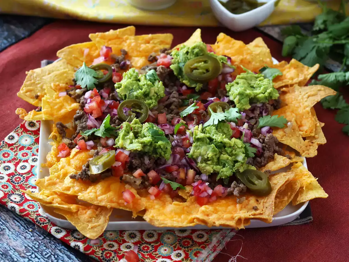 Nachos con guacamole, queso y chili con carne ¡perfectos para un picoteo entre amigos! - foto 6