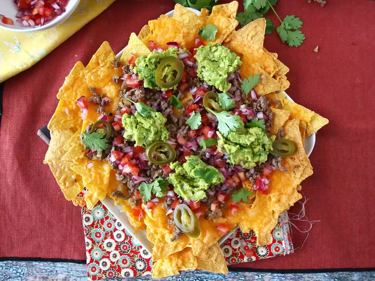 Nachos con guacamole, queso y chili con carne ¡perfectos para un picoteo entre amigos! - foto 7