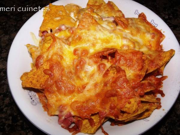 Nachos ligeramente picantes con jamon y queso