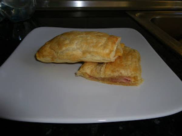 Napolitanas rellenas de jamón de york y queso.