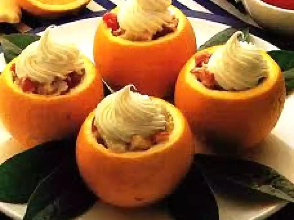 Naranjas rellenas de ensalada de pollo y piña