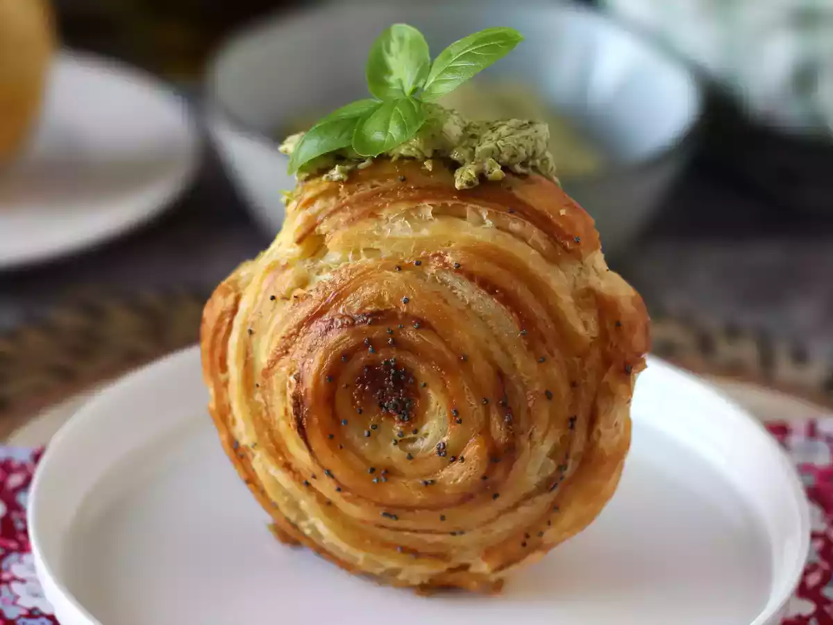 New York roll salado relleno con pesto y queso fresco. Receta con solo 4 ingredientes - foto 3