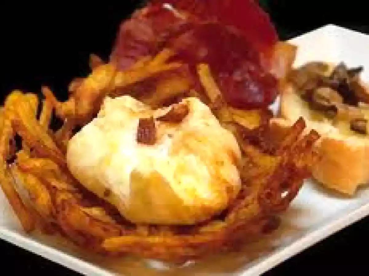 Nidos de patata con foie, huevo frito y jamon serrano