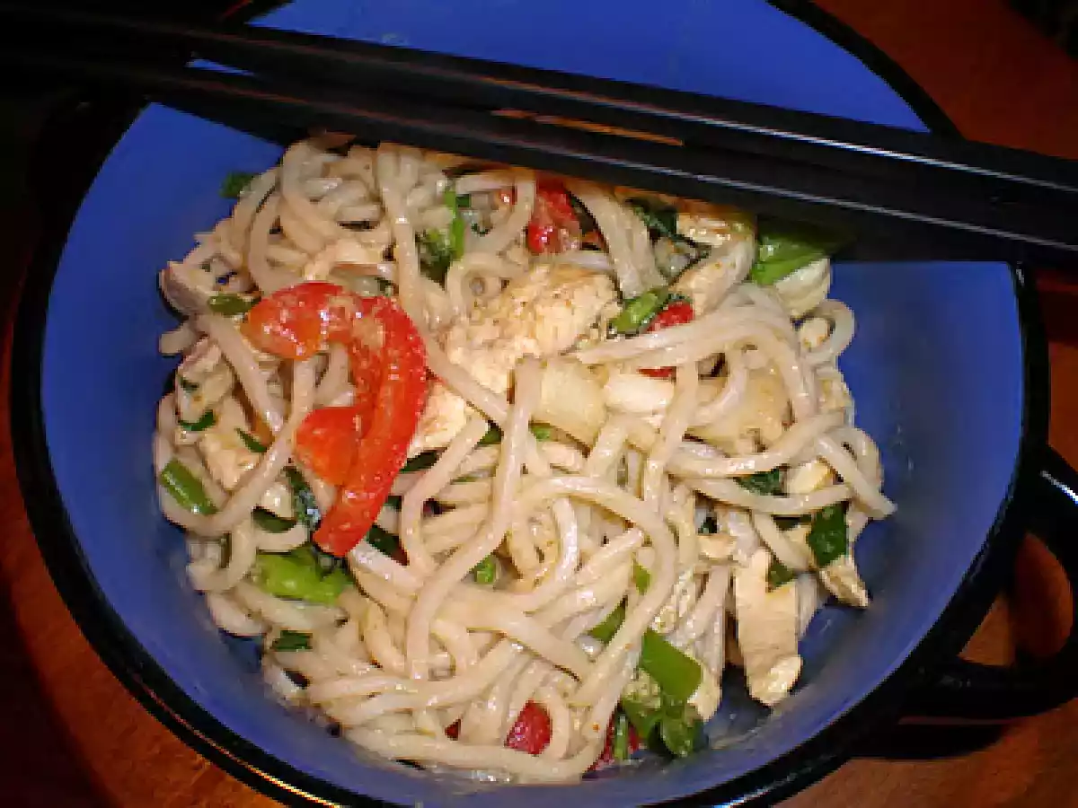 NOODLES CON POLLO Y LECHE DE COCO