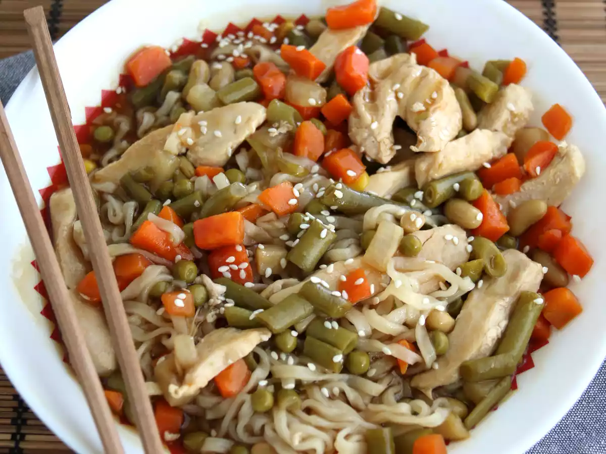 Noodles con pollo y salsa de soja expres - foto 2