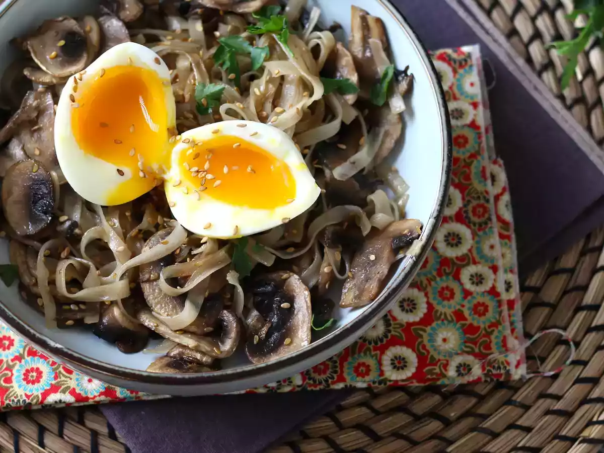 Noodles de arroz con champiñones y huevo mollet - foto 2