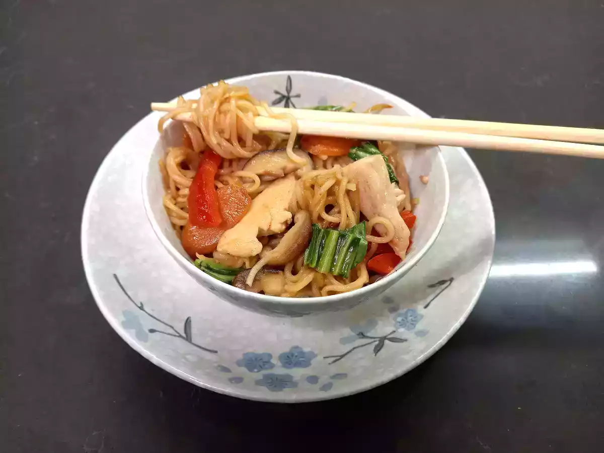 Noodles nian gao con pollo y verduras