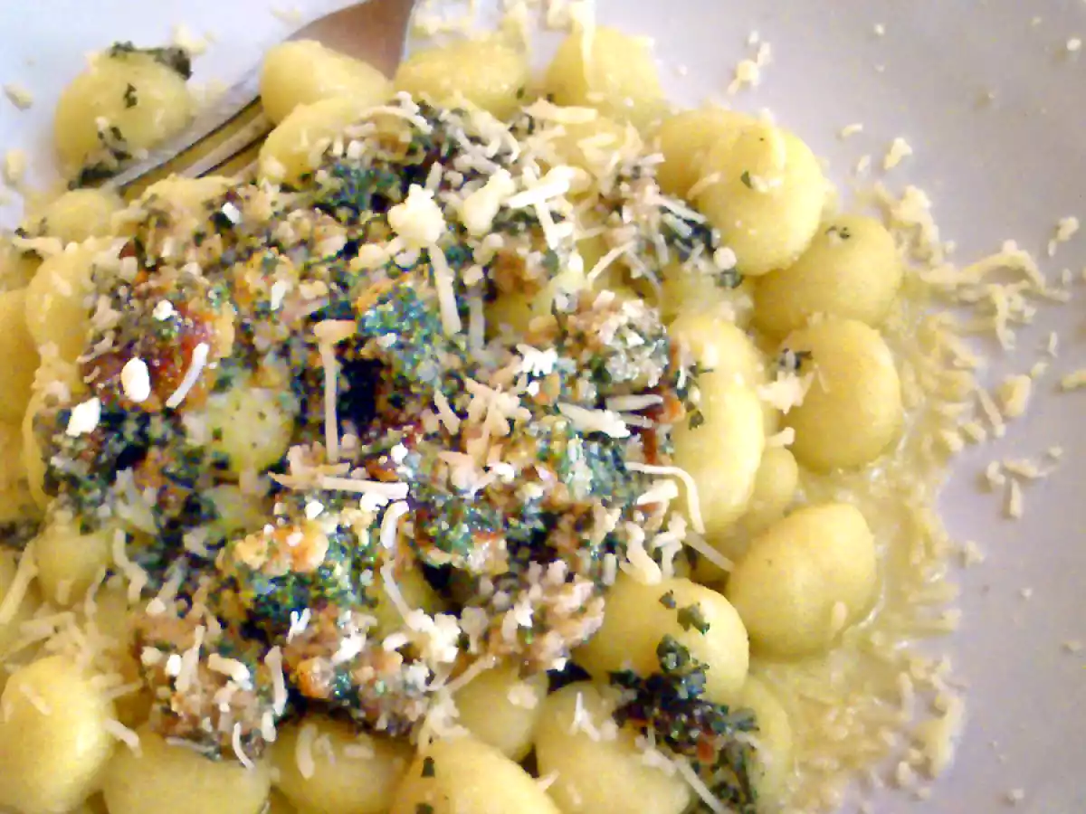 Noquis caseros con pesto y queso