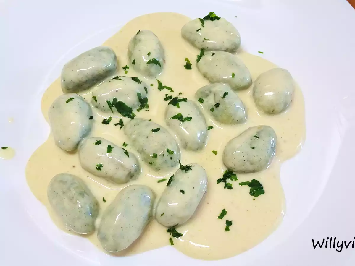 Ñoquis caseros de espinacas con salsa de quesitos