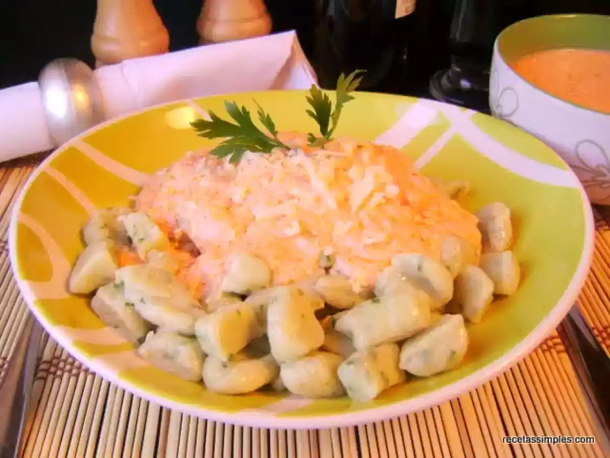 Ñoquis con salsa rosada