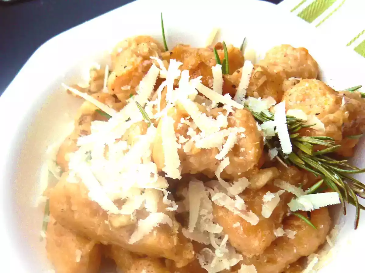 Ñoquis de boniato en salsa de nueces