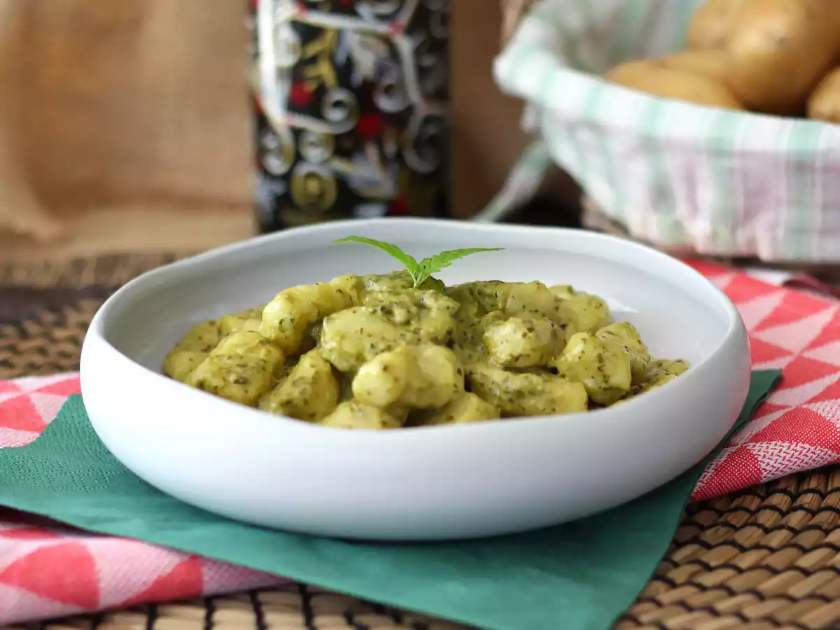 Ñoquis de patata caseros con salsa pesto