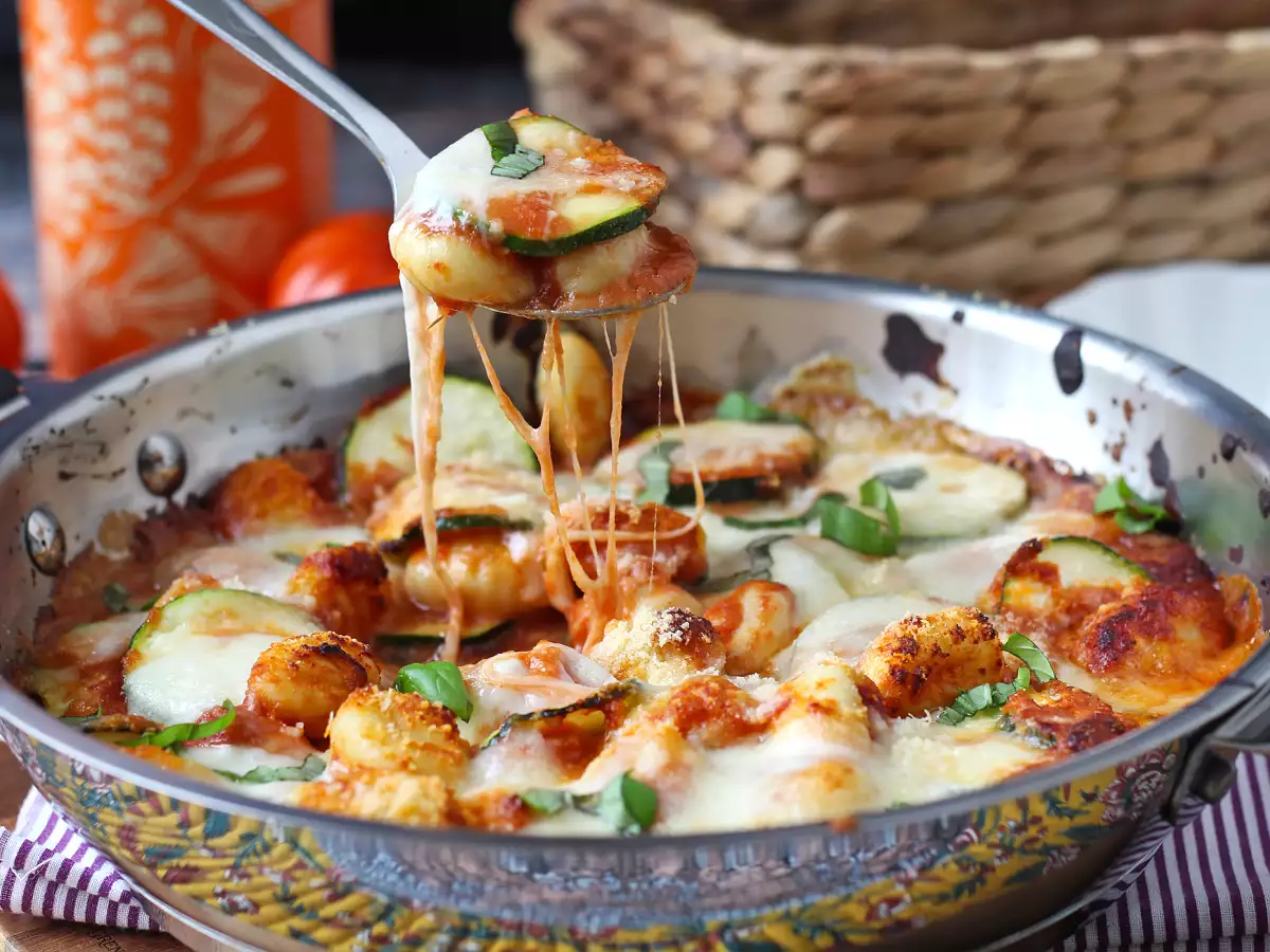 Ñoquis gratinados con calabacín, tomate y mozzarella: listos en 25 minutos