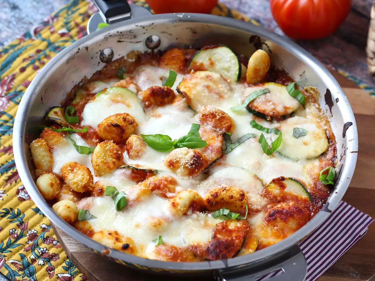 Ñoquis gratinados con calabacín, tomate y mozzarella: listos en 25 minutos - foto 2