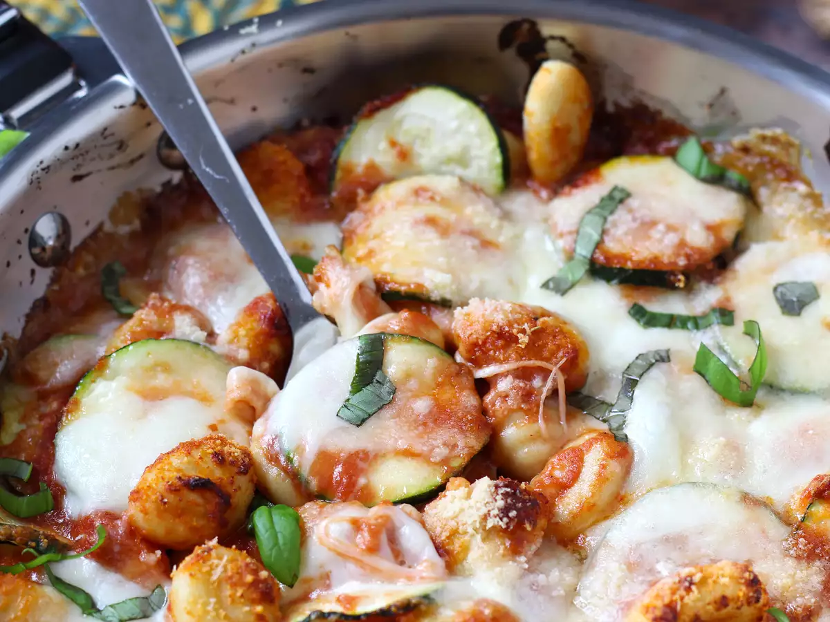 Ñoquis gratinados con calabacín, tomate y mozzarella: listos en 25 minutos - foto 4