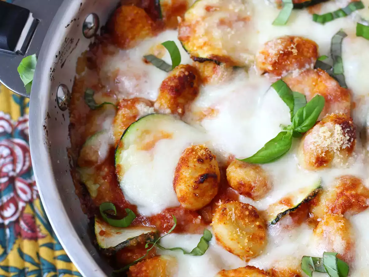 Ñoquis gratinados con calabacín, tomate y mozzarella: listos en 25 minutos - foto 6