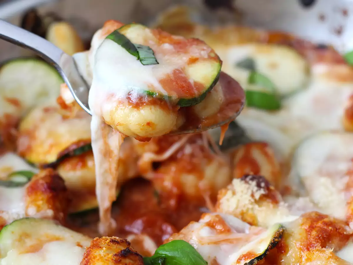 Ñoquis gratinados con calabacín, tomate y mozzarella: listos en 25 minutos - foto 7