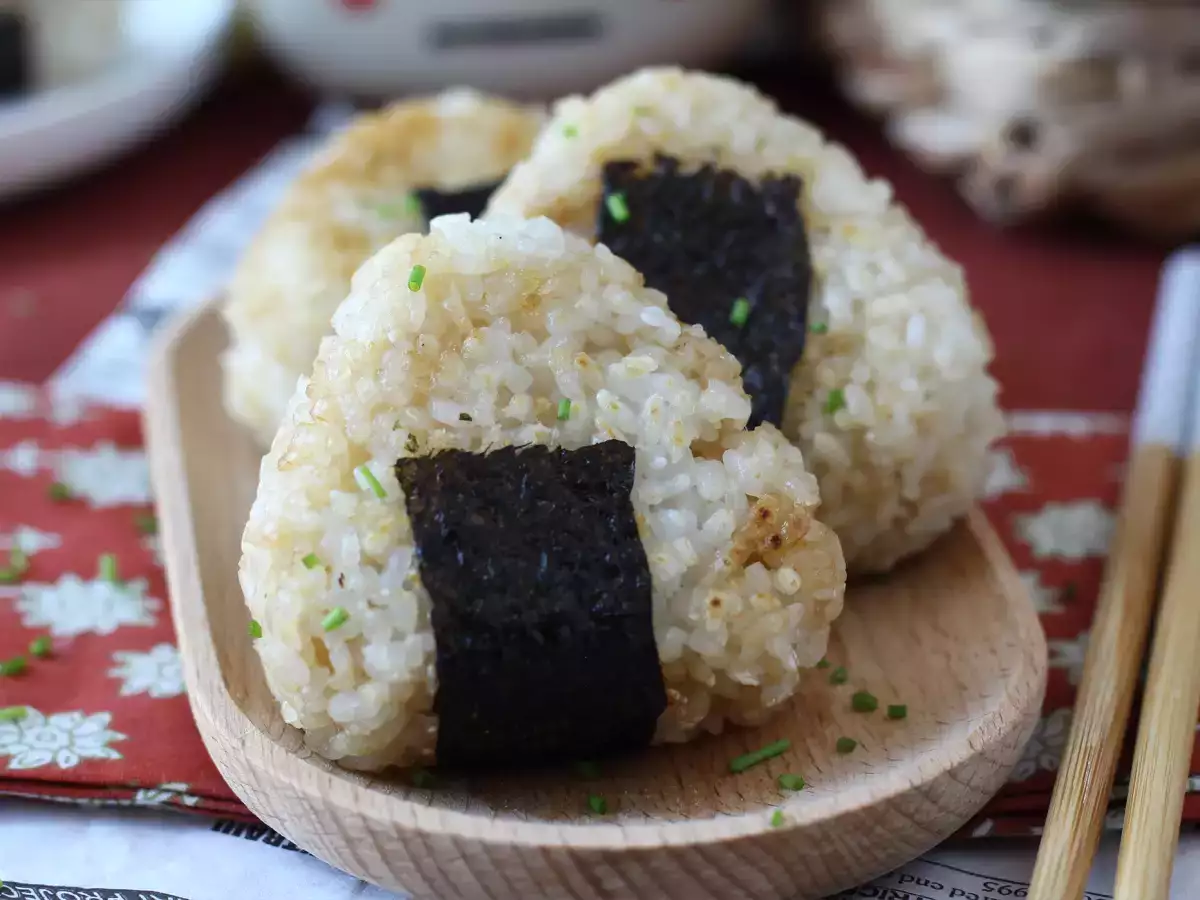 Onigiri a la plancha rellenos de queso fundido: el bocado japonés que apetece repetir - foto 3