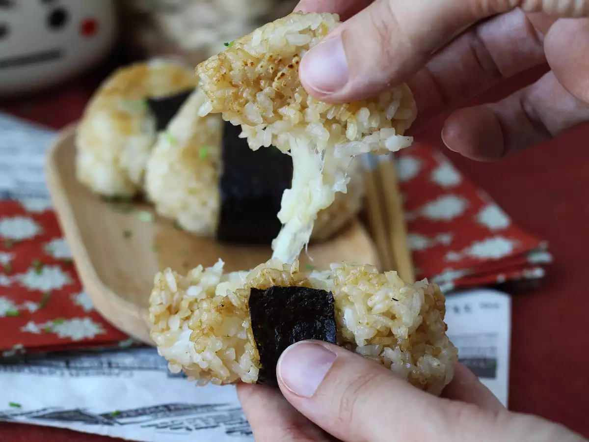 Onigiri a la plancha rellenos de queso fundido: el bocado japonés que apetece repetir - foto 4